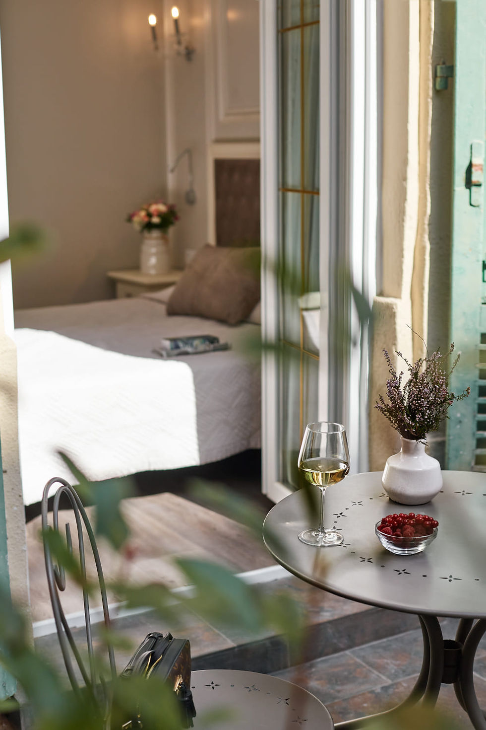 Terrasse avec vue extérieure d'une chambre en location courte durée à Antibes – Bonnaud Estates