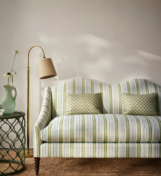 Tissu Larsen tapisserie motif rayures verticales vert et blanc, utilisé pour le rembourrage d'un canapé classique avec coussins coordonnés – Atelier Marceau Nice