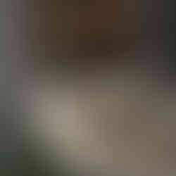 Fauteuil extérieur tressé design avec table basse sur terrasse contemporaine