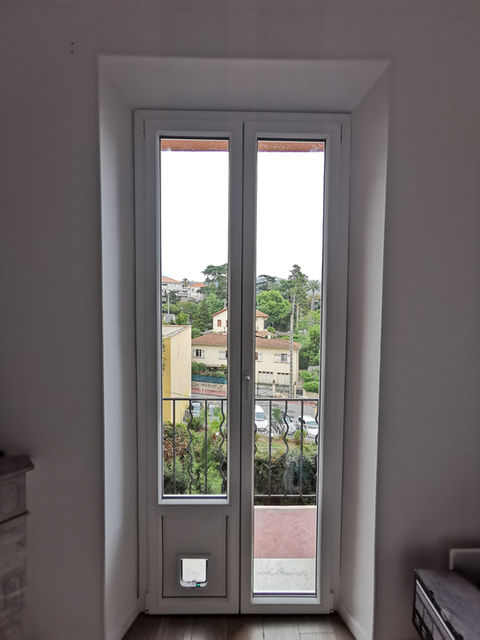 Porte-fenêtre PVC blanche avec double vitrage – installation en rénovation, POL GLASS Antibes