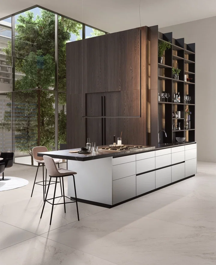 Cuisine LEICHT CONTINO 12 façade laquée mat aluminium avec îlot central et mur en bois foncé — Ambiance Cuisines Nice
