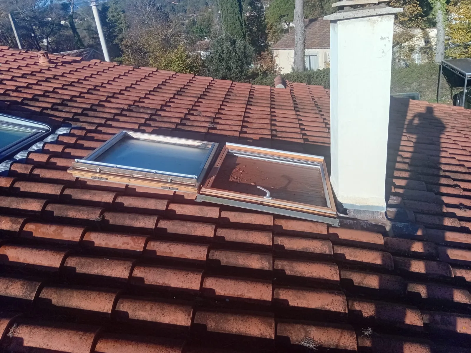 Pose d’un VELUX neuf sur toiture en tuiles dans les Alpes-Maritimes