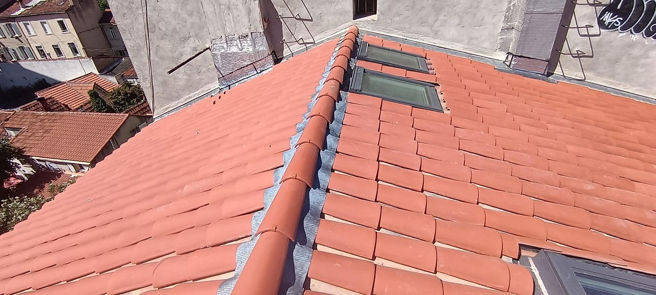 Travaux de rénovation de toiture en cours dans une maison des Alpes-Maritimes.