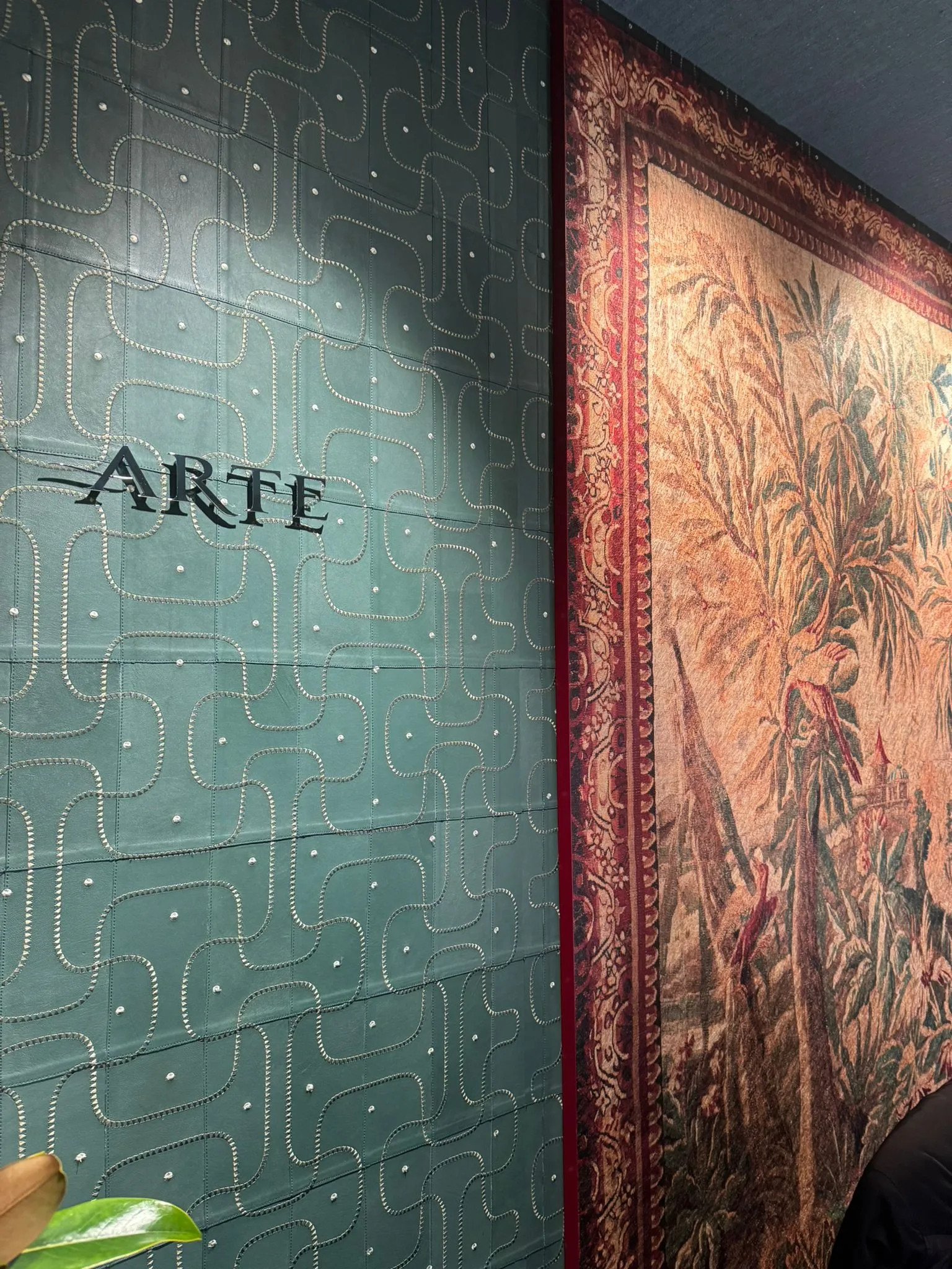 Revêtement mural texturé en showroom à Paris Déco Off 2026 – éditeur Arte