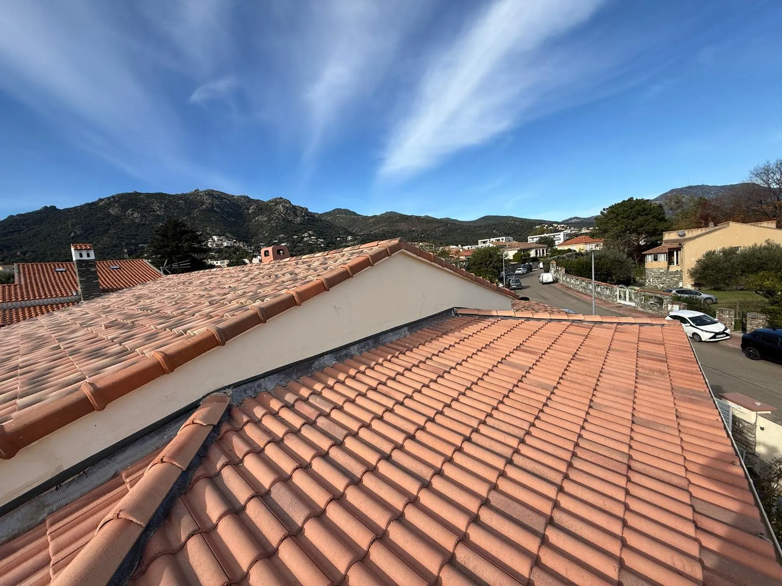 Rénovation toiture Bastia – tuiles neuves posées par SFT Toitures
