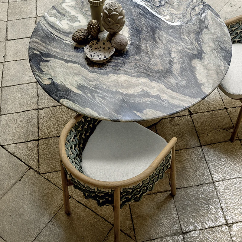 Table ronde extérieure en bois Ethimo pour repas en terrasse avec vue piscine