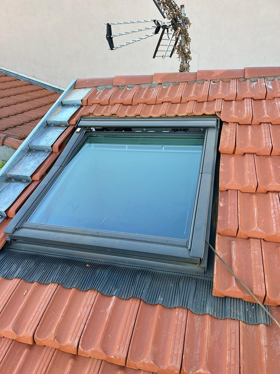 Pose d’un Velux sur toiture réalisée par SFT Toiture dans les Alpes-Maritimes