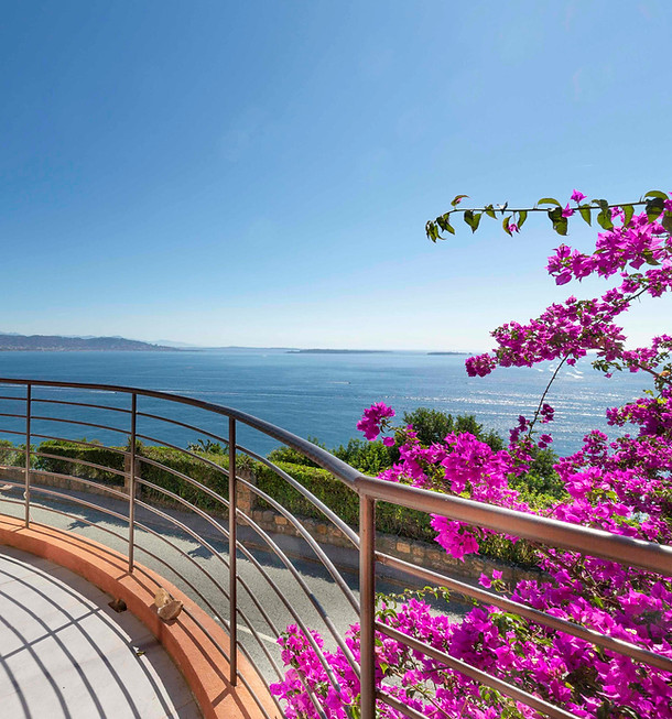 Terrasse fleurie avec vue sur la mer à Antibes – résidence en location saisonnière Bonnaud Estates