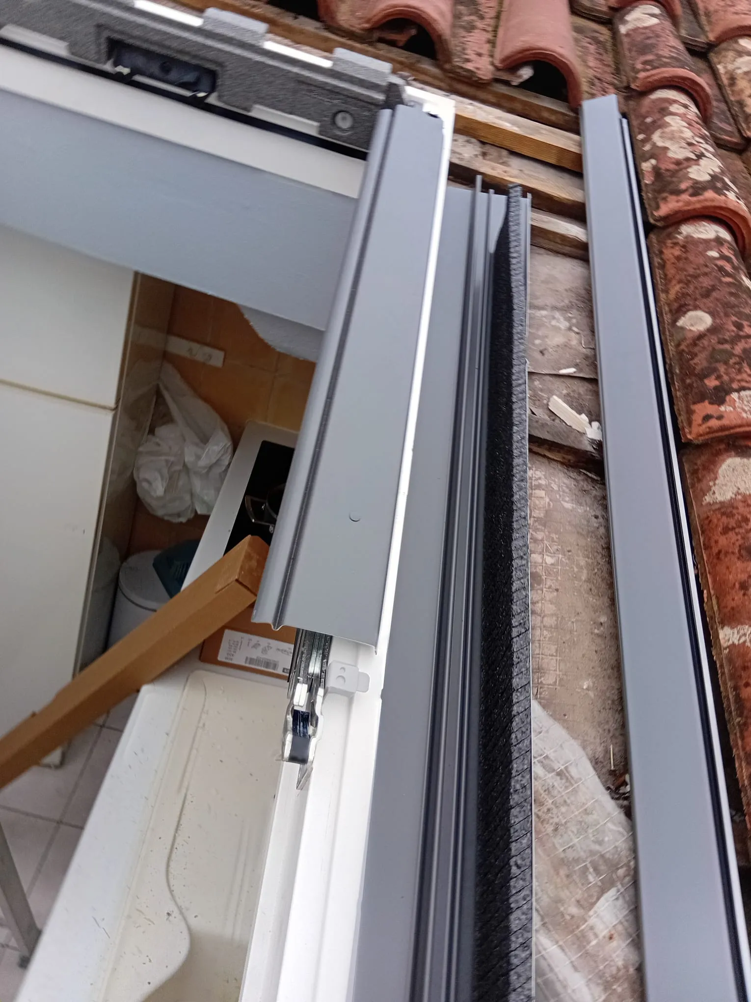 Pose de solins Velux pour garantir l’étanchéité de la fenêtre de toit