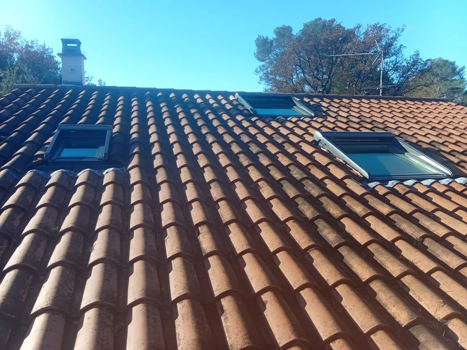 Remplacement VELUX avec reprise des tuiles par SFT Toitures