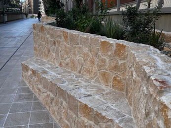 Habillage écologique en pierre de parement naturelle sur façade de maison – Réalisation Veiga Marques, Monaco et Côte d’Azur.