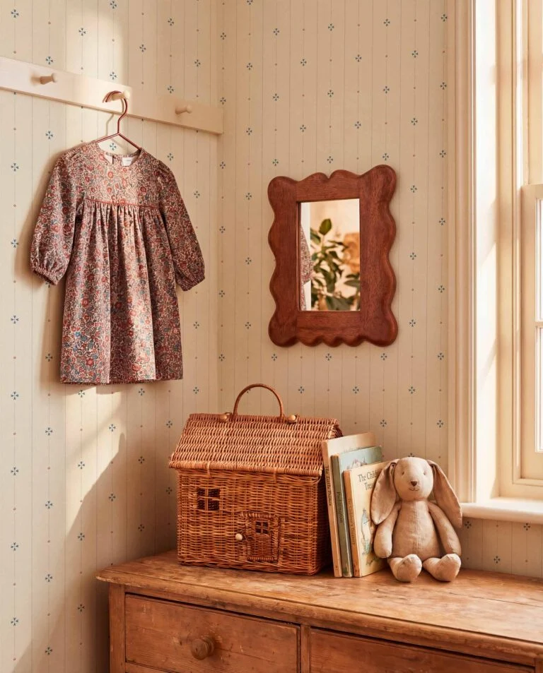 Papier peint Coordonné motif petites fleurs fond ivoire dans une chambre de fille - disponible à Nice chez Atelier Marceau