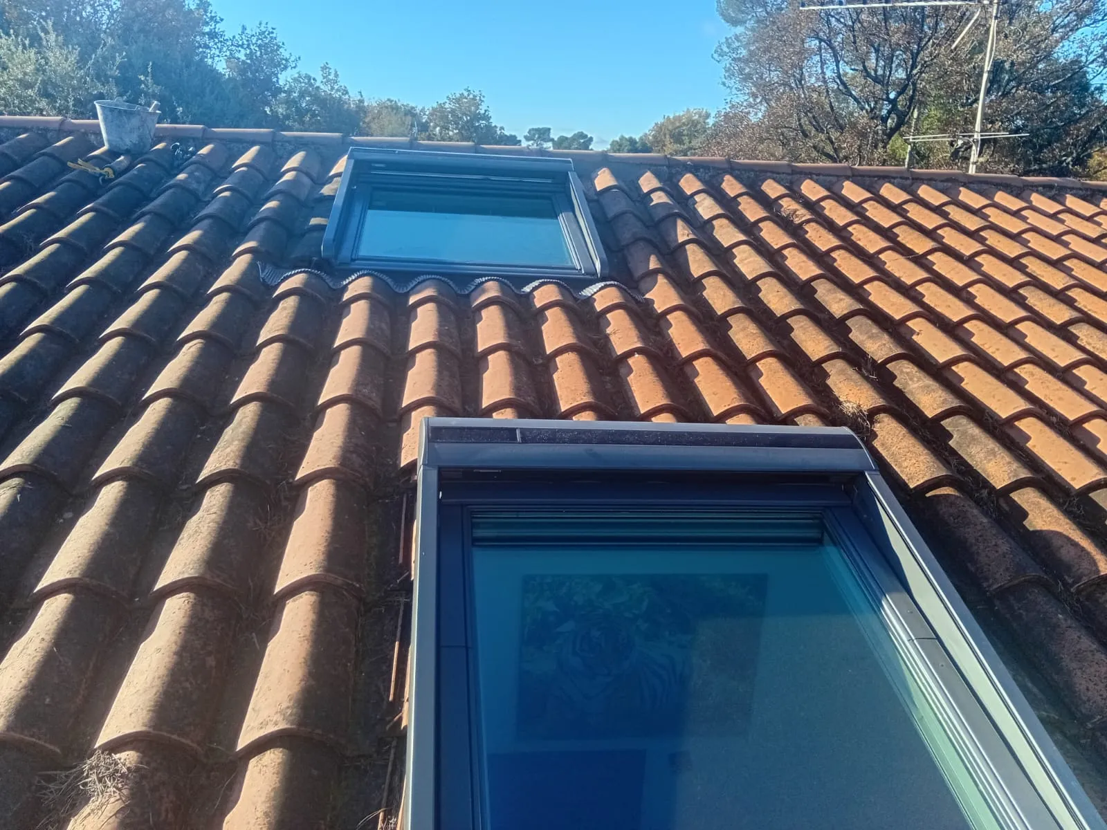 Fenêtre de toit VELUX posée sur toiture traditionnelle en tuiles