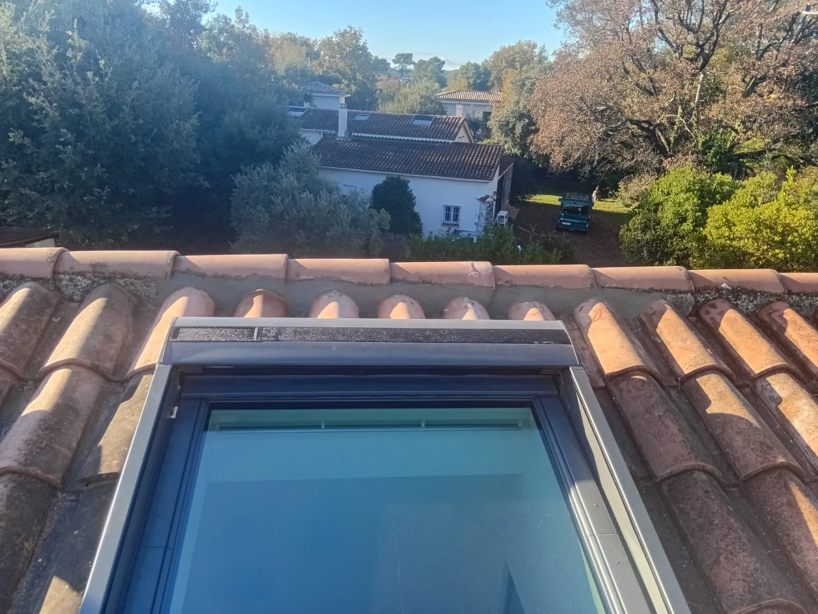 Travaux d’étanchéité autour d’un VELUX par couvreur professionnel