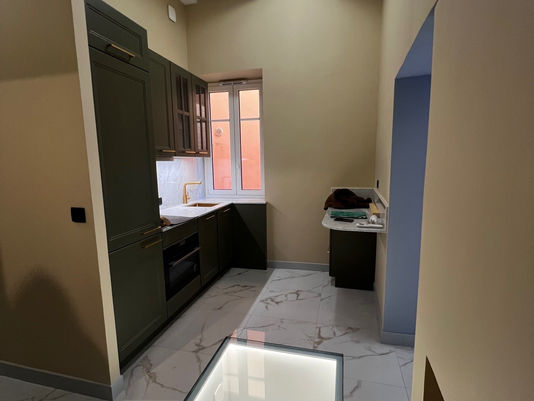 Rénovation complète d’un appartement à Monaco par Veiga Marques Monaco, incluant structure au sol sur mesure, puits décoratif et finitions haut de gamme."