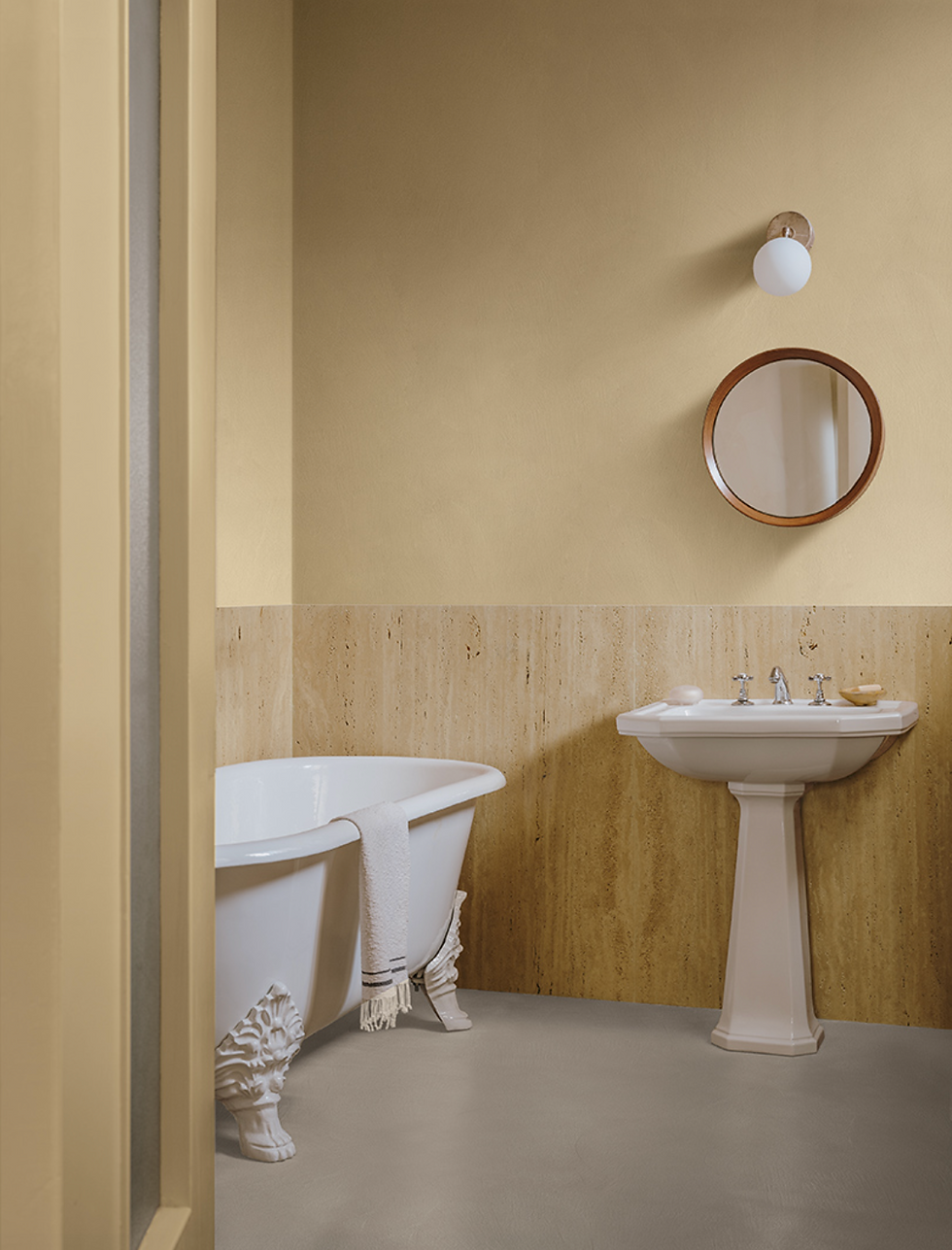 Salle de bain rénovée sans carrelage avec revêtement mural Wallcrete Kerakoll, finition minérale adaptée aux pièces humides