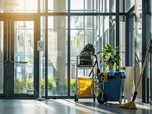Matériel de nettoyage professionnel dans le hall lumineux d'une copropriété — entretien parties communes par Maïagency à Cannes
