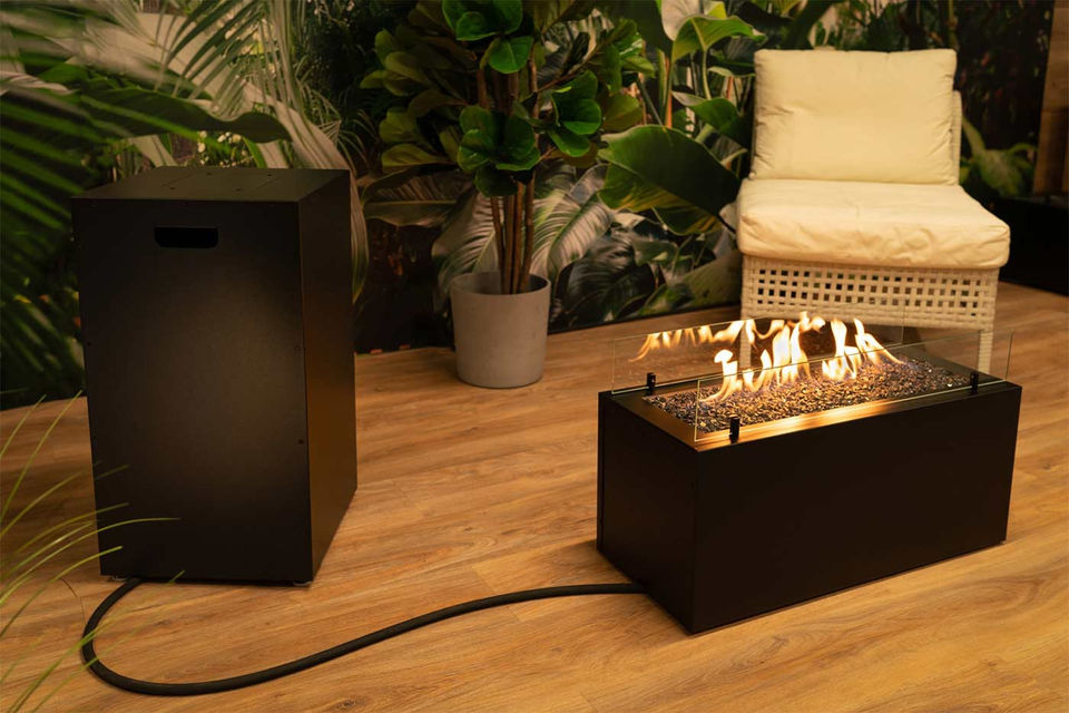 Installation de la cheminée Rio Planika dans un jardin moderne
