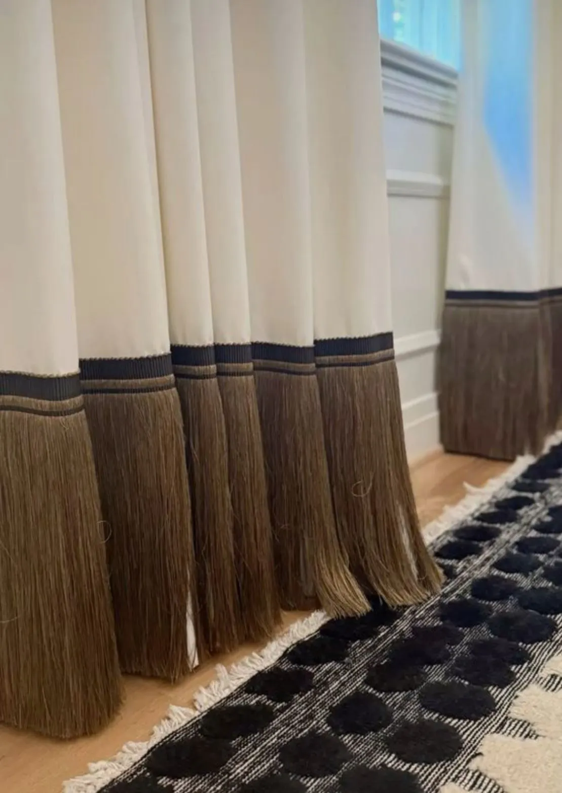 Tissus contemporains présentés pour un projet de décoration intérieure