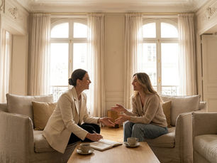 Entretien entre une maman et une candidate nanny bilingue dans un salon lumineux, Magic Nannies