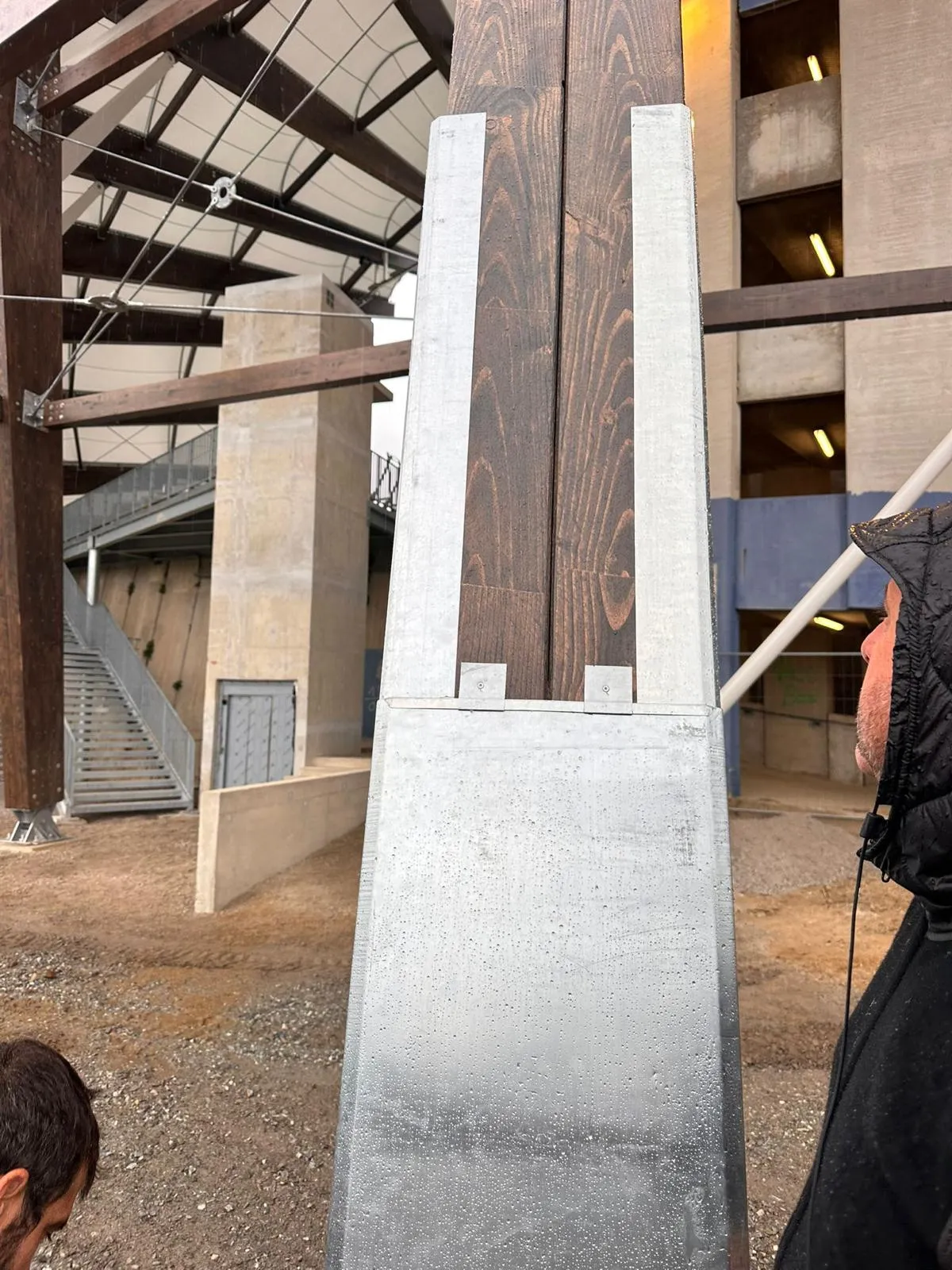 Protection des poteaux bois avec habillage en zinc à Bastia