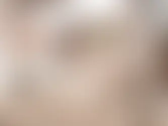 Cuisine ouverte lumineuse avec îlot central au design contemporain