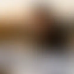 Entrepreneure assise à son bureau, entourée d’un côté par des tâches dispersées et de l’autre par des outils organisés, illustrant le contraste entre une liberté chaotique et une structure productive.