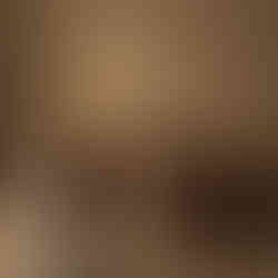 Éclairage architectural dans un couloir minimaliste, soulignant les volumes et perspectives grâce à une lumière douce et intégrée.