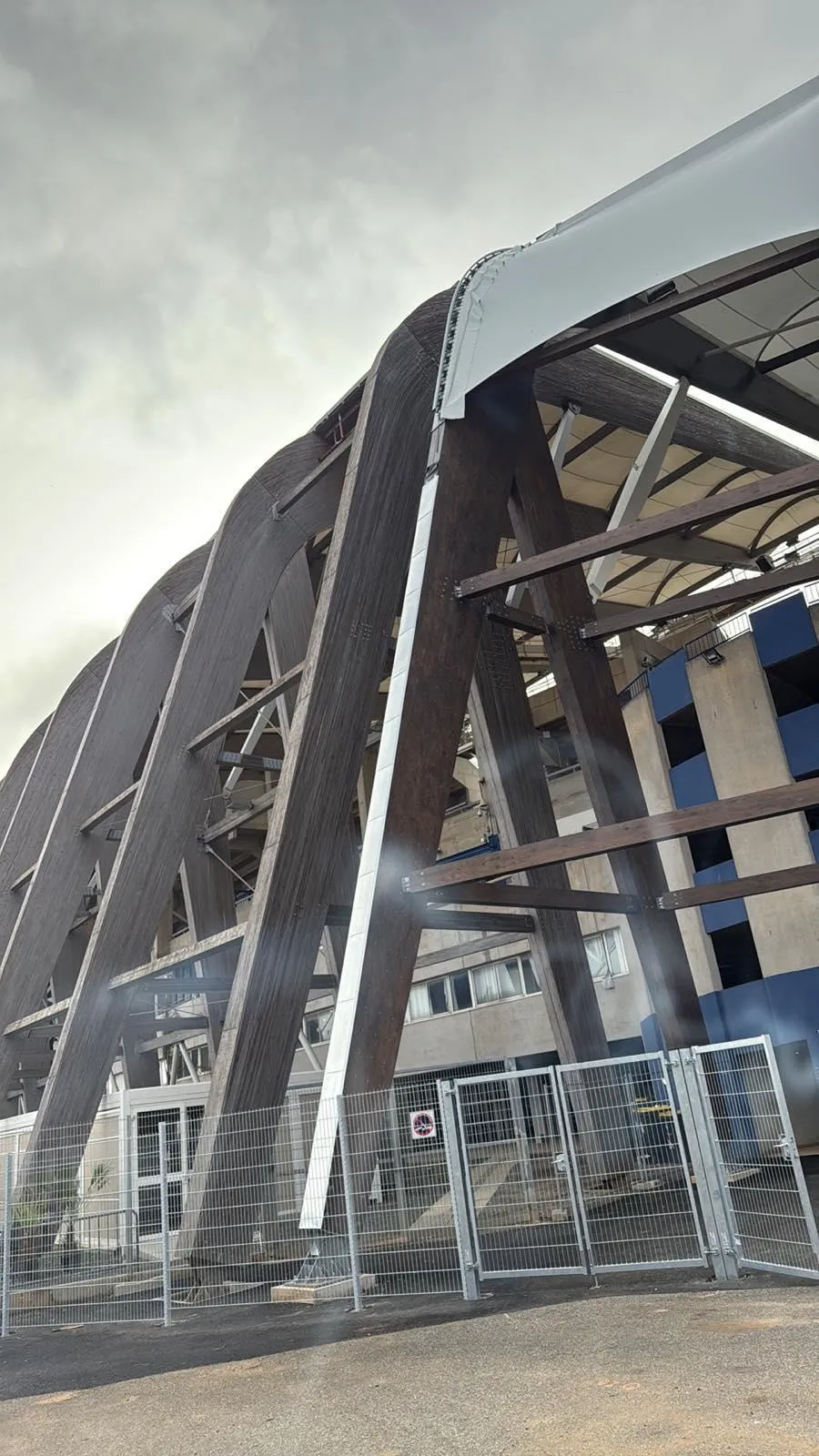 Couvreur zingueur en intervention pour garnissage en zinc à Bastia