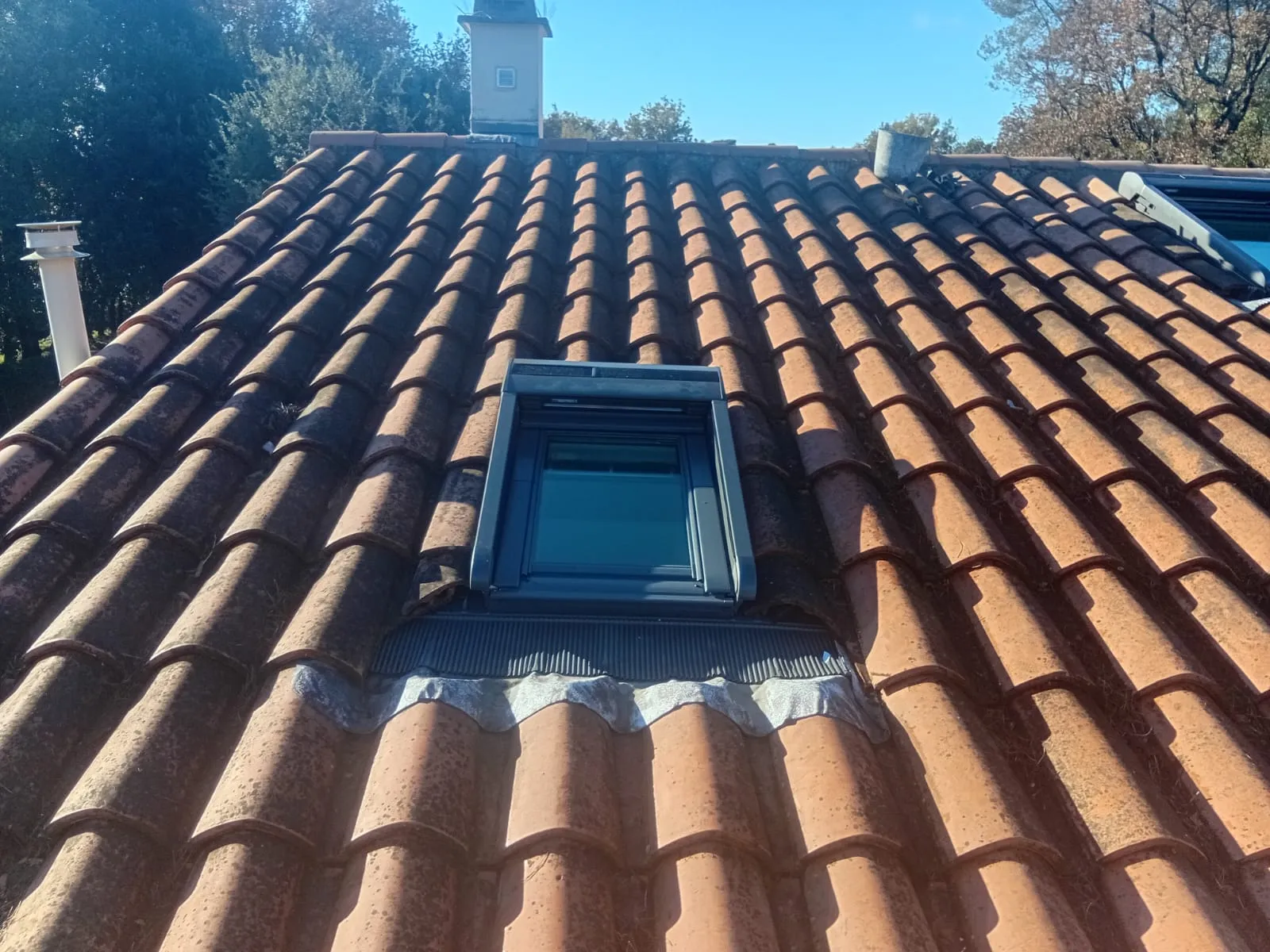 Travaux de rénovation et étanchéité autour d’un VELUX à Roquefort-les-Pins