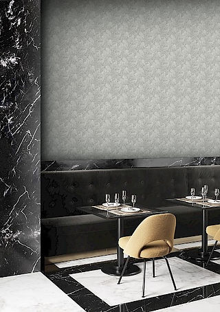Revêtement mural Masureel Projects Plains Camouflage Dawn texture subtile gris perle pour restaurant, disponible à Nice à l'Atelier Marceau