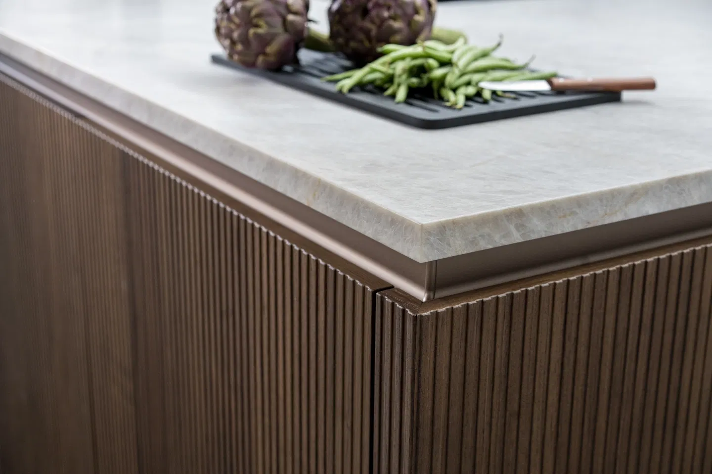 Plan de travail en granit naturel dans une cuisine Leicht haut de gamme à Nice