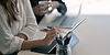 Professionnelle travaillant sur tablette, processus de sélection rigoureux des nannies bilingues Magic Nannies