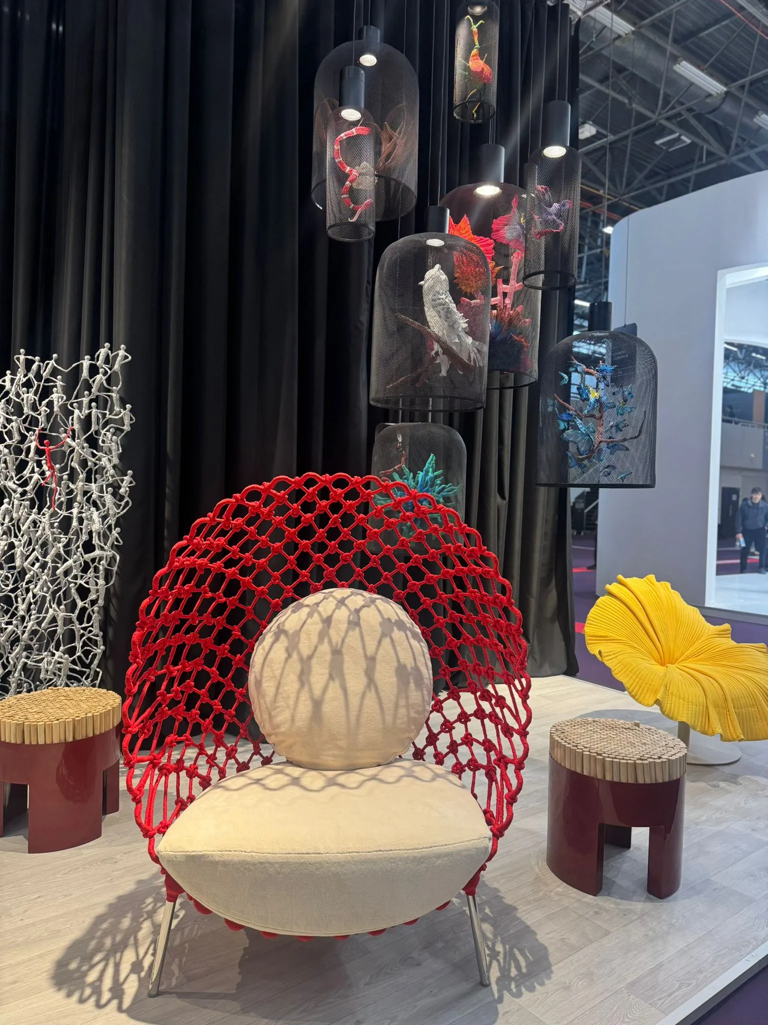 Fauteuil en rotin et mise en scène déco repérés à Paris Déco Off 2026