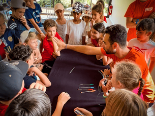 Cours de magie pour enfants près de Nice avec un magicien professionnel au Magic Club de Villeneuve-Loubet