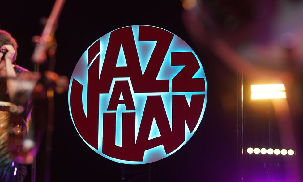Logo du festival Jazz à Juan pendant un concert à Juan-les-Pins à Antibes