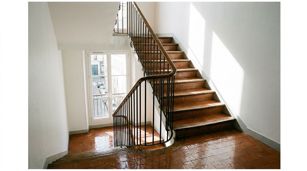 Cage d'escalier de copropriété à Cannes avec carrelage tomette nettoyé, entretien parties communes par ENL Lopez
