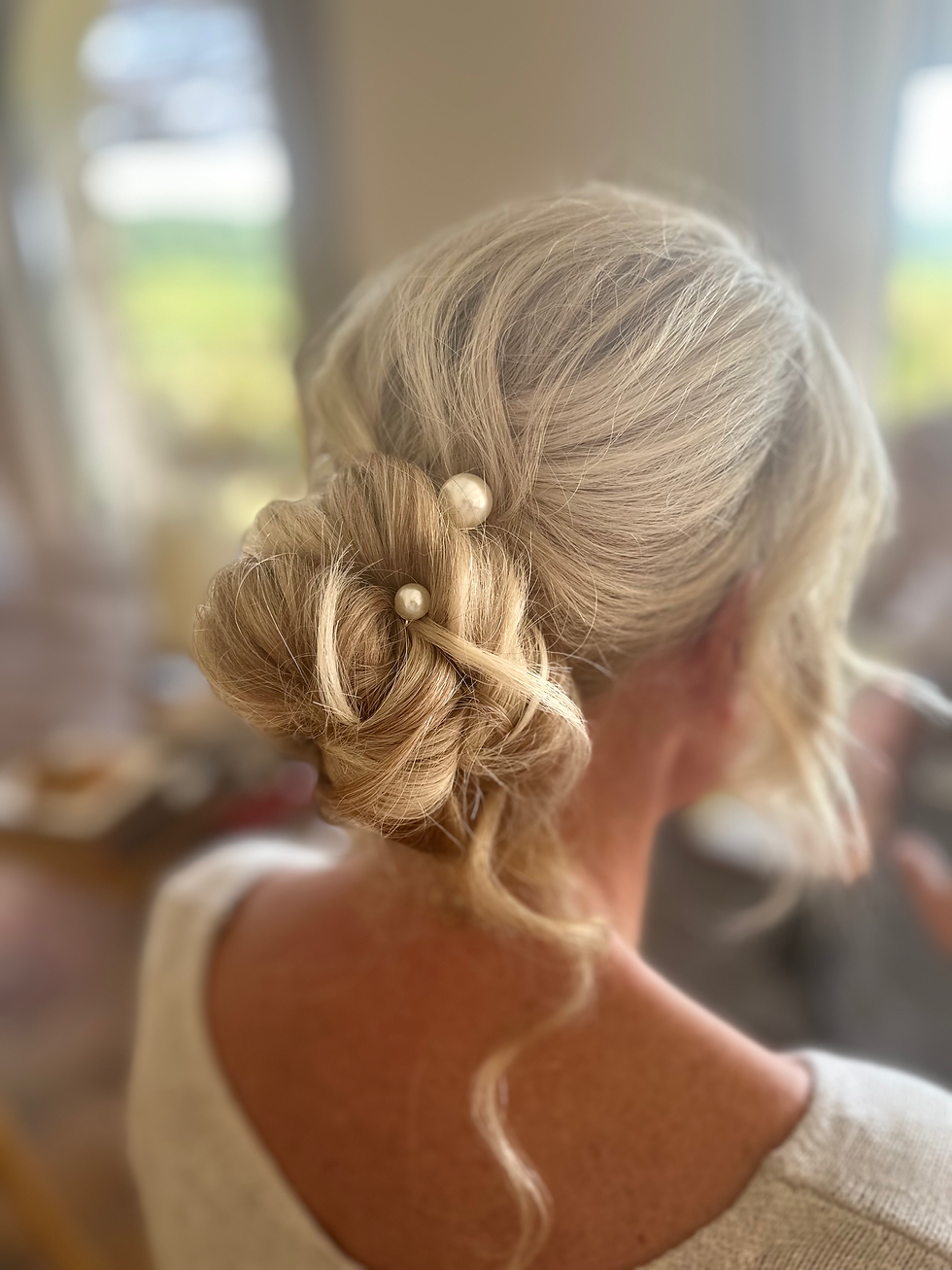 Chignon mariée raffiné attache florale Provence