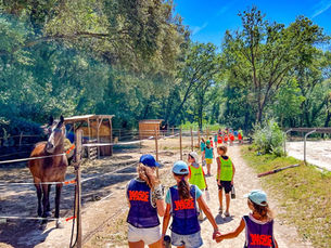 Enfants en pleine nature au Carré des Cavaliers, activité mercredi Magic Club à Villeneuve-Loubet, entre Nice et Antibes