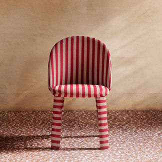Chaise en bois Miniforms aux courbes organiques et finitions artisanales