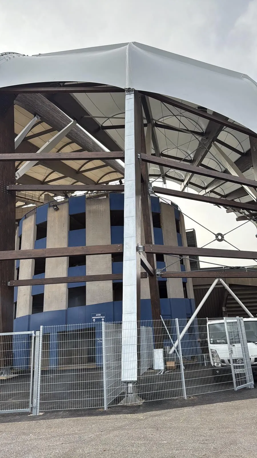 Pose du zinc sur poteaux bois par SFT Toitures