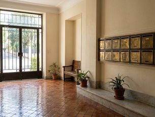 Hall d'entrée d'une copropriété à Cannes nettoyé par ENL Lopez, avec boîtes aux lettres et carrelage propre