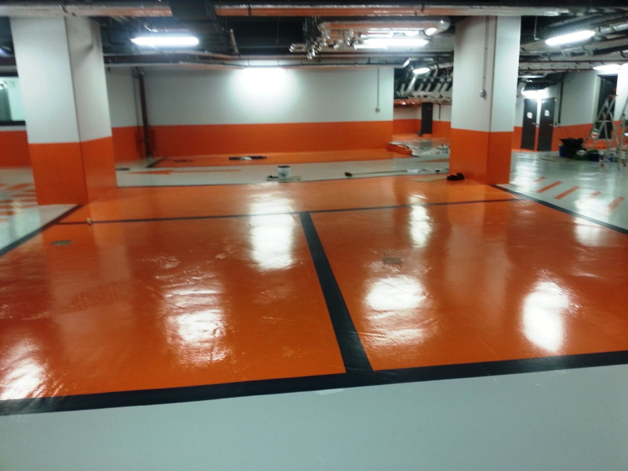 Peinture technique des sols de parking souterrain à Monaco avec résine époxy antidérapante