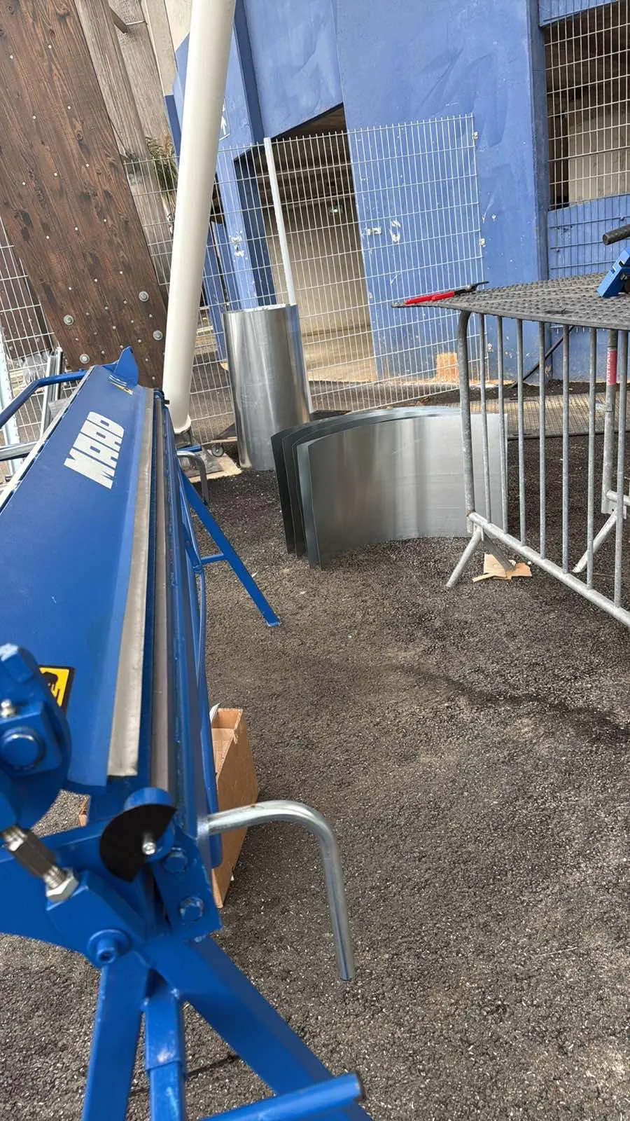 Détail des finitions du garnissage en zinc sur poteau bois