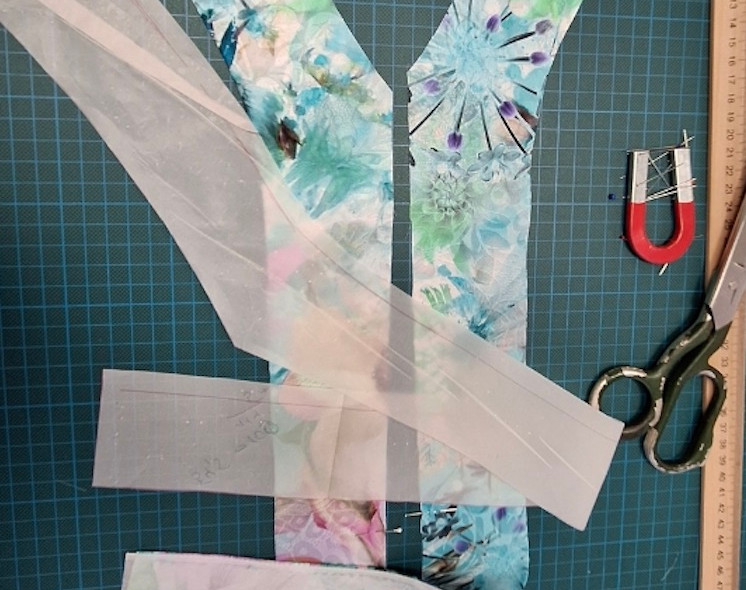 Travailler le bord de la parementure avec la toile collante 1.jpeg