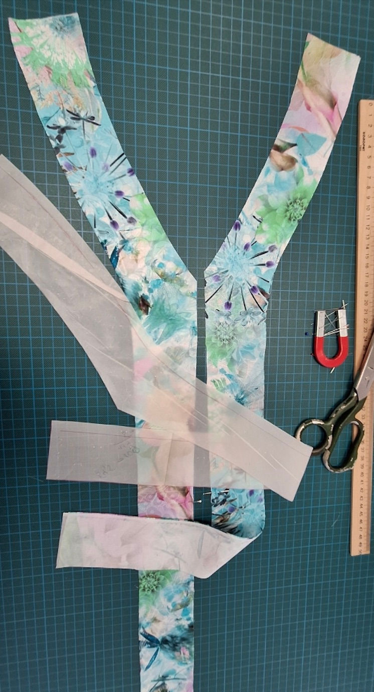 Travailler le bord de la parementure avec la toile collante 1.jpeg