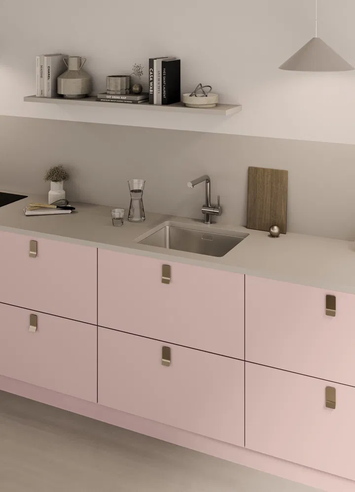 Cuisine LEICHT HYGGE teinté de rosé présentée par votre cuisiniste à Nice