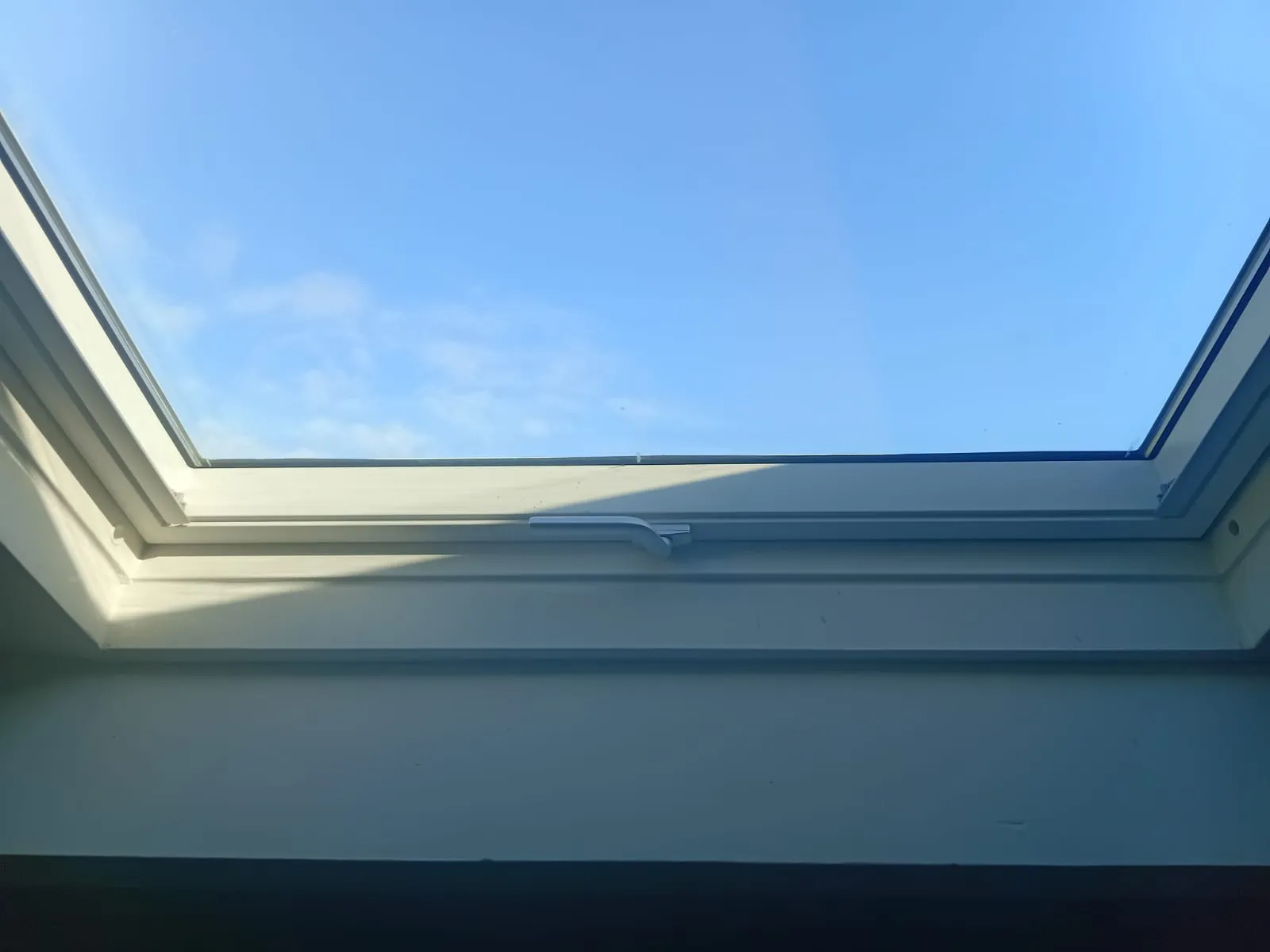 Pose professionnelle de fenêtre de toit VELUX dans le Var et le 06