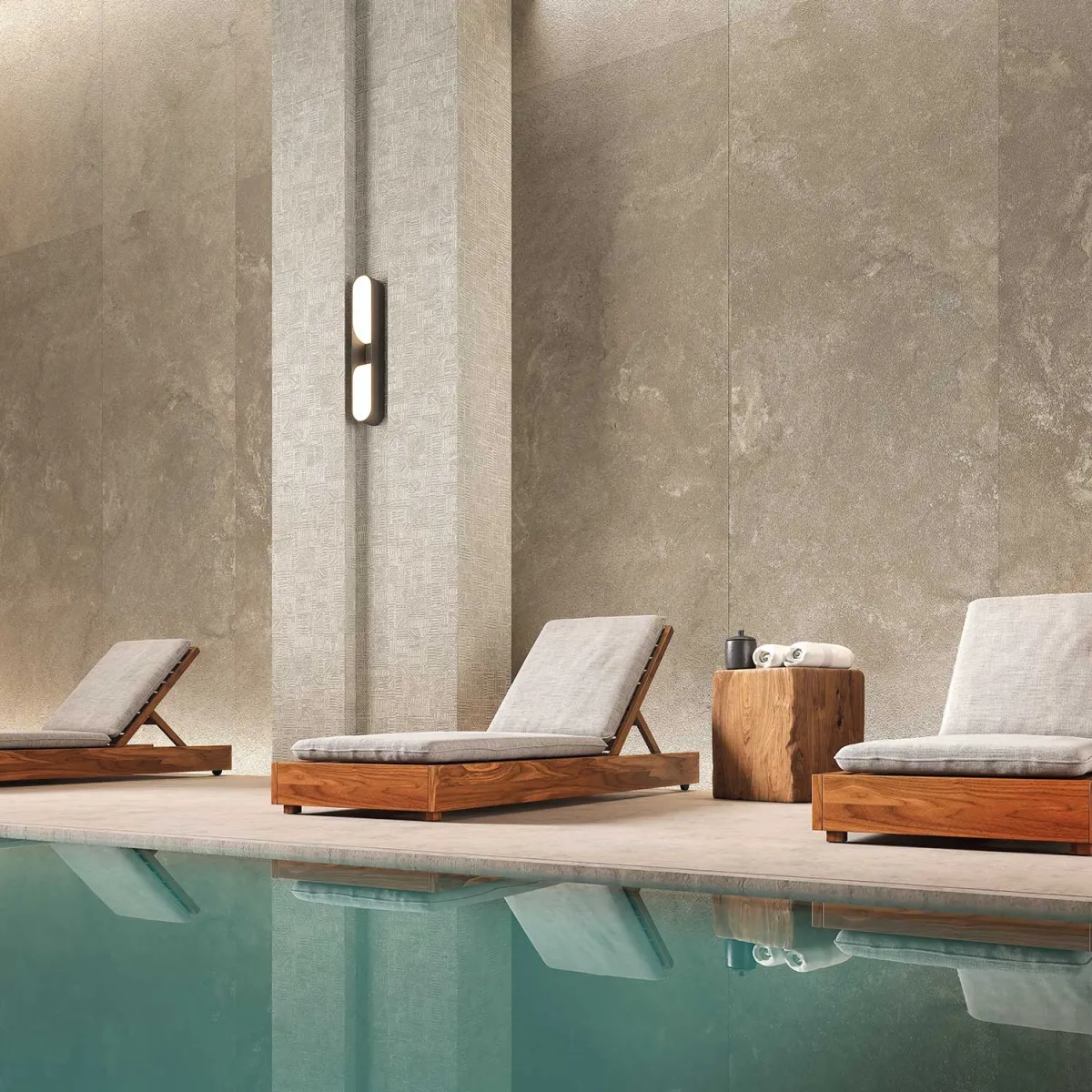 Panneau Ultralight Portland de Tecnografica en espace spa avec piscine intérieure, revêtement mural effet pierre adapté aux espaces d’eau