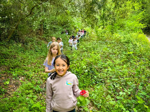 Enfants en balade nature dans les bois à Villeneuve-Loubet avec Magic Club, activité du mercredi Côte d'Azur